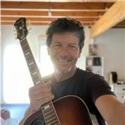 Musicien pro donne cours de guitare adapté à chacun